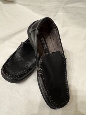 Kenneth Cole Reaction Kids Black Leather Slip On Loafers/Dress Shoes Size 2